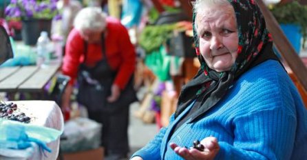 TUŽNA BAKA PRODAJE TREŠNJE, SLIKA ZA ŠTANDOM OBIŠLA SVIJET: Evo šta se krije iza UMORNOG I STAROG LICA (FOTO)
