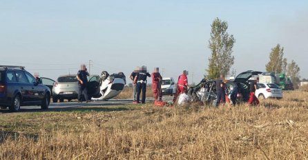STRAVIČAN UDES, IMA MRTVIH: Vatrogasci vade nastradale iz vozila