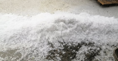 SNAŽNO NEVRIJEME, PADAO GRAD VELIČINE LJEŠNJAKA: Sve se zabijelilo, KATASTROFALNA ŠTETA, POGLEDAJTE PRIZORE (FOTO)