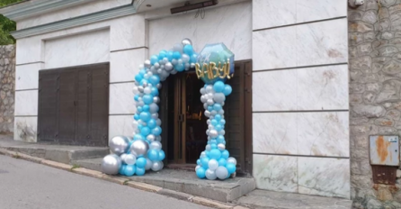 CECINA VILA NA DEDINJU SVA U BALONIMA: Slavlje samo što ne počne, a evo ŠTA PIŠE NA ULAZU