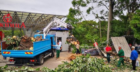 NEZAPAMĆENO NEVRIJEME, VJETAR NAPRAVIO HAOS: Uništeni automobili, oboreno drveće, EVO ŠTA SE DANAS OČEKUJE! (FOTO)