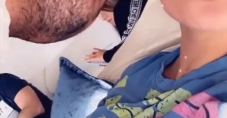PROCURILA SLIKA MIRKA ŠIJANA I BOJANE RODIĆ IZ KREVETA: Zagrljeni leže, ŠTA ĆE JOJ MAJKA ZA OVO REĆI? (FOTO) 