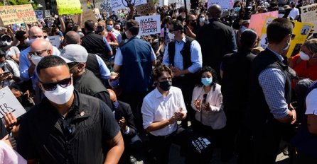 CRNI ŽIVOTI SU VAŽNI Kanadski premijer kleknuo na protestu protiv rasizma u Otavi