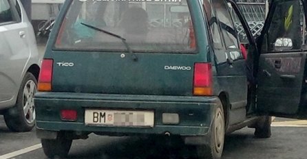 CIJELA DRŽAVA SE SMIJE NATPISU NA OVOM AUTU: Kad vidite šta piše IZVRNUT ĆE TE SE SA STOLICE