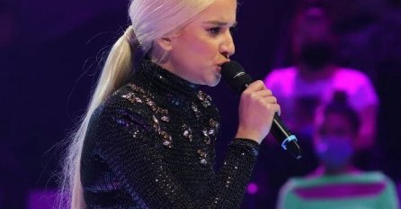 UŽARIO SE STUDIO ZVEZDA GRANDA, OVA PLAVUŠA JE ZAPREPASTILA SVE: Pogledajte šta je obukla, DONJI DIO PRŠTI