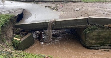 POZNATA SRPSKA PJEVAČICA U CENTRU POPLAVE: Auto potopljen potpuno, ona molila za pomoć! (FOTO)