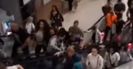 PANIKA U TRŽNOM CENTRU U SRBIJI, OGLASILA SE ŽENA NA RAZGLASU:  Ljudi TRČALI I BJEŽALI ka izlazu! (VIDEO)