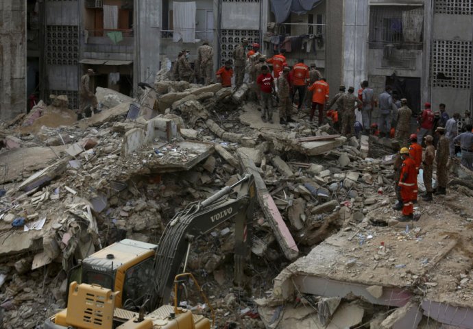 LJUDI U STRAHU ISTRČALI NA ULICE, SRUŠILA SE ZGRADA, IMA MRTVIH: Vlada izdala upozorenje, čeka se informacija o najgorem