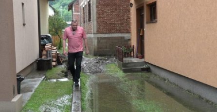 SVE SE BIJELI, LJUDI LOPATAMA IZBACUJU GRAD: Stanovnici danas pretrpjeli HOROR, POGLEDAJTE SLIKE SA LICA MJESTA