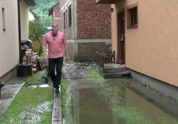 SVE SE BIJELI, LJUDI LOPATAMA IZBACUJU GRAD: Stanovnici danas pretrpjeli HOROR, POGLEDAJTE SLIKE SA LICA MJESTA