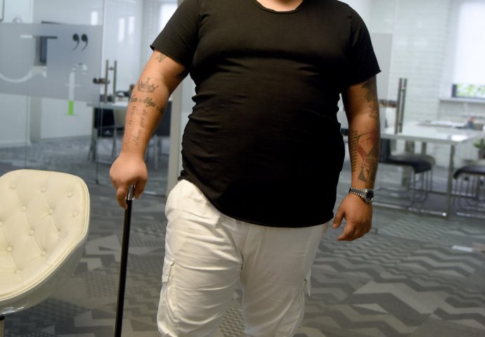 STRIJE POPUCALE SA SVIH STRANA, SALO NA STOMAKU,  POGLEDAJTE KAKO IZGLEDA TIJELO DARKA LAZIĆA: Svi zgroženi, gledaju u  jedan detalj 