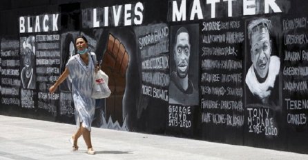 9 minuta šutnje: Sahranjen George Floyd, porodica u bijelom! 