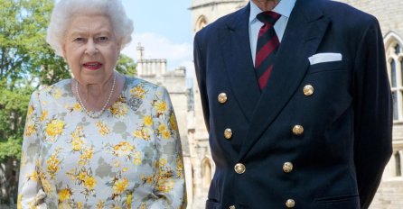 KRALJICA SE USLIKALA SA PRINCOM FILIPOM, ali svi su na ovoj SLICI UOČILI ČUDAN DETALJ: Vidite li?