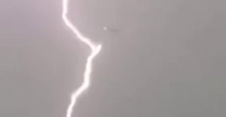 AVION ISTOVREMENO UDARILE 3 MUNJE, zastrašujući snimak: POGLEDAJTE ŠTA SE DESILO (VIDEO)