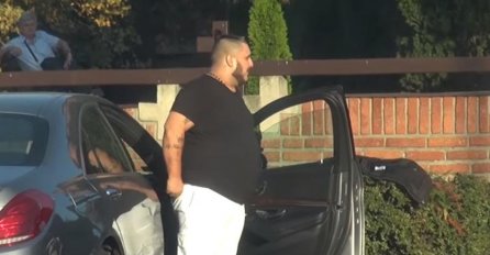 MRŠAVI DARKO LAZIĆ SNIMLJEN SA MARINOM U KAFIĆU: Kad je ustao snimili su OVAJ PRIZOR I LJUDI ZGROŽENI, ŠTA SE DESILO?