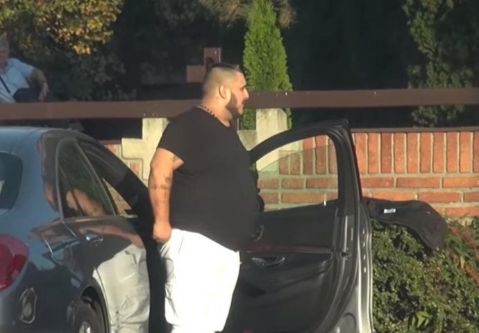 MRŠAVI DARKO LAZIĆ SNIMLJEN SA MARINOM U KAFIĆU: Kad je ustao snimili su OVAJ PRIZOR I LJUDI ZGROŽENI, ŠTA SE DESILO?