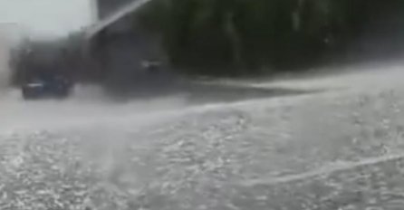 SVE JE POTOPLJENO, SAOBRAĆAJ U POTPUNOJ BLOKADI: Haos u centru grada, ALI TEK SLIJEDI ONO NAJGORE! 