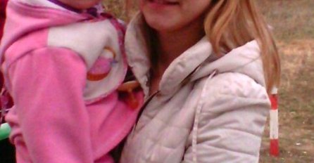 VIDITE LI ŠTA JE ČUDNO NA OVOJ SLICI? MAMA SE USLIKALA SA BEBOM, ALI SVI U OVO GLEDAJU: Vidite li?