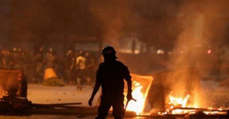 GRAĐANI NEZADOVOLJNI IZAŠLI MASOVNO NA ULICE Na protestima povrijeđeno 85 osoba, sve se proširilo na nekoliko gradova