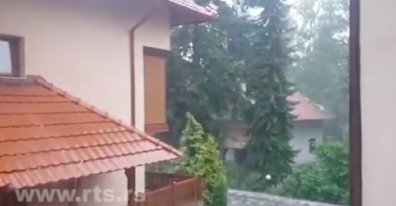 OLUJA KOSILA SVE PRED SOBOM! SNAŽNO NEVRIJEME POGODILO GRAD: Sve poplavljeno, ljudi ZAROBLJENI U VODI!