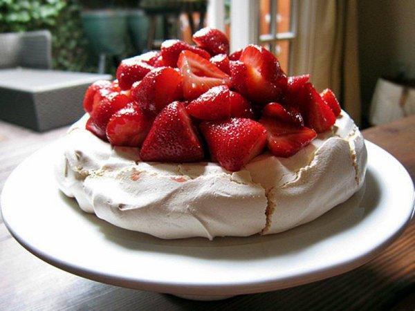 torta-jagode-pavlova-torta