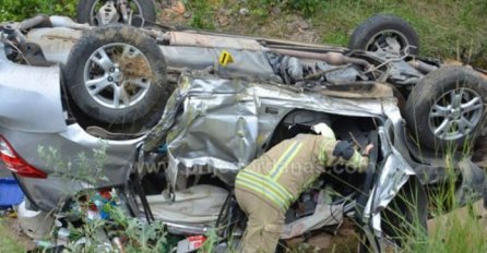 TEŠKA SAOBRAĆAJNA NESREĆA:  Automobil završio na krovu, ima povrijeđenih