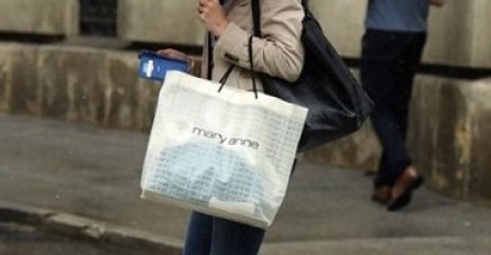 VIDITE LI ŠTA JE ČUDNO NA OVOJ SLICI? DJEVOJKA SE ZAŠTITILA OD KIŠE, ALI SVI U OVO GLEDAJU: Vidite li?!