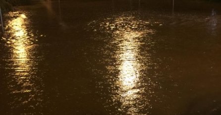 VODA UŠLA U KUĆE! STRAVIČNE SLIKE IZ SRBIJE: Bujica nosila automobile, NEZAPAMĆENI PRIZORI (FOTO)