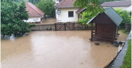 POTOP KAKAV SE NE PAMTI! DOŠLO DO IZLIJEVANJA RIJEKE, POPLAVLJENE KUĆE: Obustavljen saobraćaj, sve ekipe na terenu!