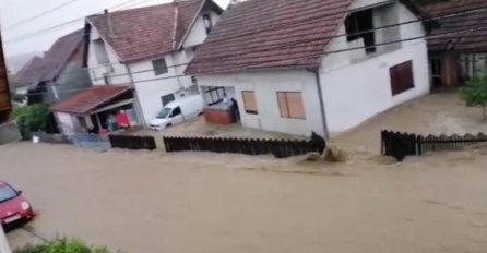 STRAVIČNO NEVRIJEME POGODILO DRŽAVU, KUĆE POD VODOM:  Sve poplivalo, A ONO NAJGORE TEK SLIJEDI, METEOROLOZI UPOZORAVAJU! 