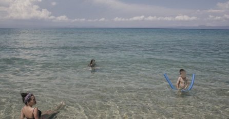 SRPKINJA SA DVOJE DJECE OTIŠLA NA MORE: Kad je stigla na plažu zatekla je JEZIV PRIZOR, OVO JE KATASTROFA (FOTO)