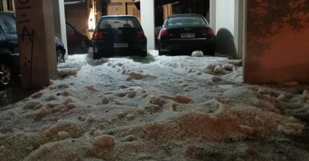 NEBESA SU SE OTVORILA, TUKAO ŽESTOK GRAD, TUTNJALA NEZAPAMĆENA OLUJA: Bageri sklanjali tuču sa ulica kao da je SNIJEG, HAOS! (FOTO)