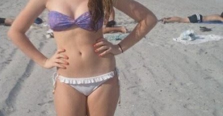 DJEVOJKA SE USLIKALA NA PLAŽI, ALI SVI GLEDAJU U OVAJ BIZARNI DETALJ: Vidite li šta je čudno?