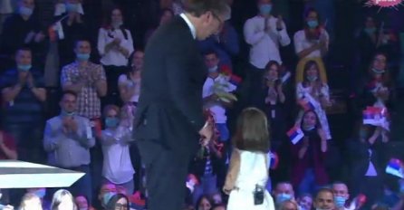 VUČIĆ UŠAO U STUDIO I IZNENADA UGLEDAO OVU DJEVOJČICU: Prišla mu je I OVO MU DALA, znate li ko je ona?