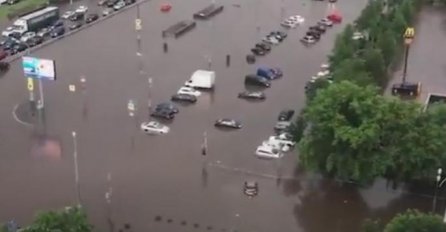POTOP U GLAVNOM GRADU, VOZILA PLUTAJU, ULICA PRETVORENA U JEZERO: Dramatični prizori obilaze svijet (VIDEO)