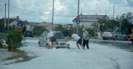 “STRAH ME BILO, SVE JE SLUPANO”, NAROD U NEVJERICI NAKON STRAŠNE OLUJE: Komadi leda svuda po cesti (FOTO)
