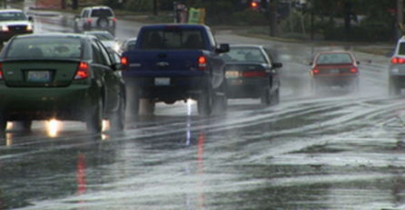 Vozači, oprez: Mokar kolovoz i povećana opasnost od odrona