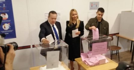 AUUU, KAKVA LJEPOTICA! ŽENA IVICE DAČIĆA JE ZGODNA PLAVUŠA: Jutros se pojavila da glasa, SVI SU OSTALI BEZ DAHA! (FOTO)