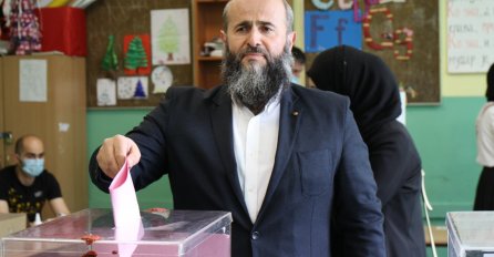 ZUKORLIĆ GLASAO U DRUŠTVU SUPRUGE I KĆERKE: Evo kako one izgledaju, ODUŠEVIT ĆETE SE