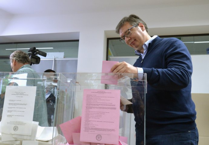 EVO ŠTA JE URADIO VUČIĆ ČIM SU ZATVORENA BIRAČKA MJESTA: Pogledajte šta se dešava (FOTO)