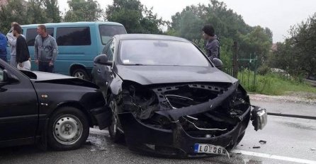 TEŠKA SAOBRAĆAJNA NESREĆA, SAOBRAĆAJ BLOKIRAN: Povrijeđeno više osoba