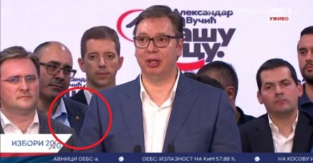 VUČIĆ SE OBRAĆAO NACIJI, SVI GLEDALI ČOVJEKA IZA NJEGA: Pogledajte šta je imao na odijelu, ZANIJEMIT ĆETE