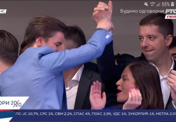 ANA BRNABIĆ IGRA KOLO, SVE SE TRESE: Vučić puca od smijeha, OVO MORATE VIDJETI