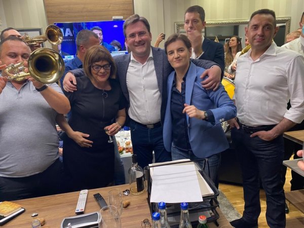 104938423-570151697031308-2258000690613029369-n-1000x0