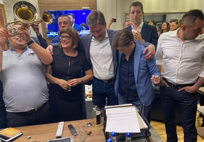 POGLEDAJTE ŠTA SE DESILO U PROSTORIJAMA SNS-A KAD SU SE KAMERE UGASILE: Stigao alkohol, a onda LUDILO, OVO JOŠ NISTE VIDJELI (FOTO)