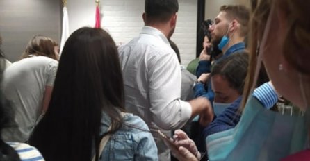 U SNS ŠTABU SU SVI GLEDALI U ZGODNOG MIŠIĆAVOG MOMKA U BIJELOJ KOŠULJI: Kada se okrenuo, SVE NAM JE BILO JASNO (FOTO)