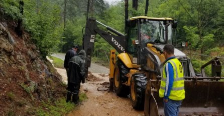 BLOKIRANI PUTEVI U OVIM GRADOVIMA, PROGLAŠENO STANJE PRIRODNE NESREĆE: Katastrofalno stanje, VODA NOSI SVE PRED SOBOM