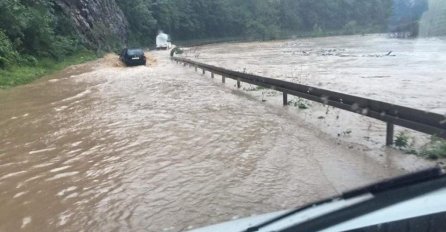 RIJEKA SE IZLILA NA MAGISTRALNI PUT, POTPUNO OBUSTAVLJEN SAOBRAĆAJ: Stanje alarmantno