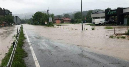 KATASTROFA U BiH, VODA NOSI SVE PRED SOBOM: Putevi totalno uništeni, OBJAVLJEN VIDEO