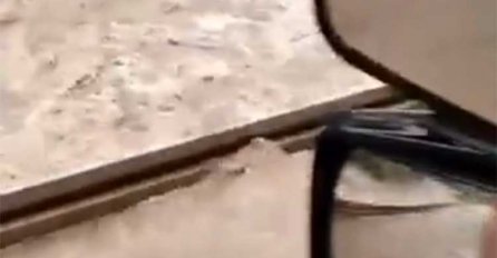 PRIZORI KOJI LEDE KRV U ŽILAMA! Kamindžija objavio snimak: MAGISTRALNI PUT POD VODOM